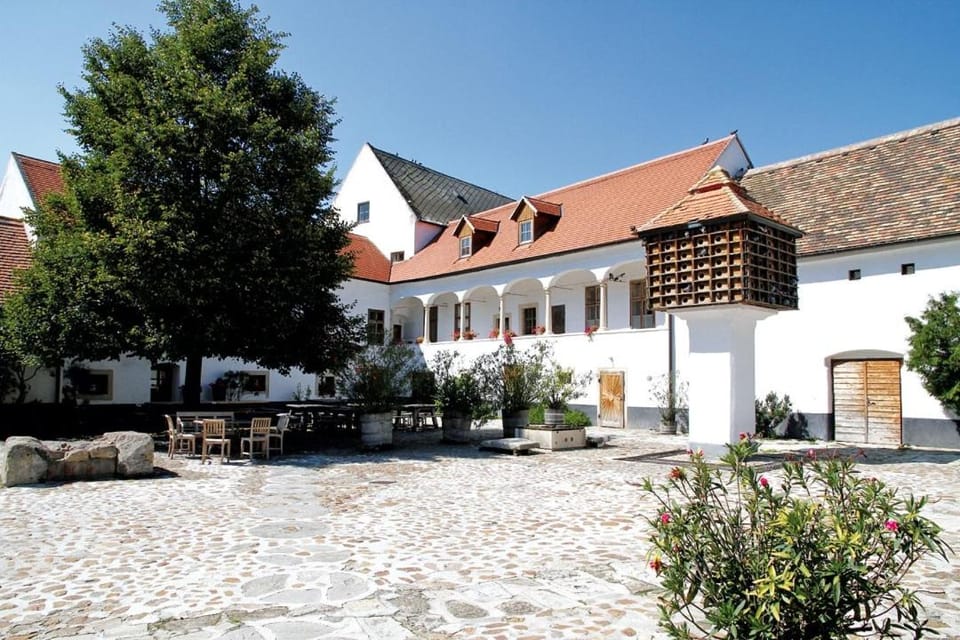 Property building, Restaurant/places to eat, Lounge or bar