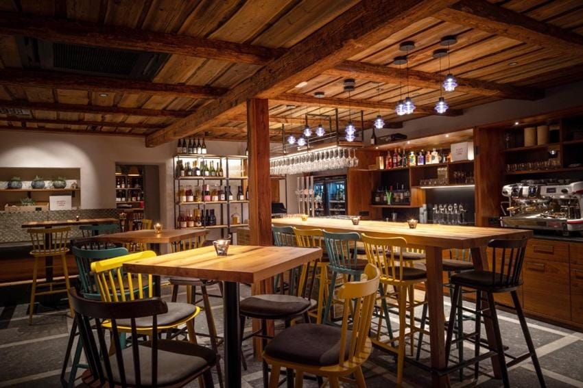 Restaurant/places to eat, Lounge or bar