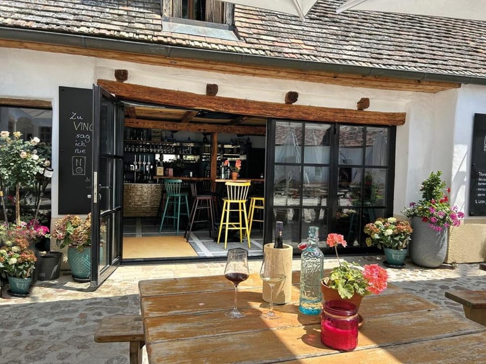 Restaurant/places to eat, Lounge or bar