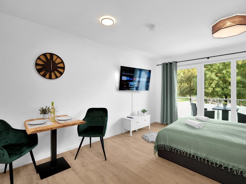 Bed, TV and multimedia, Photo of the whole room, Dining area, Bedroom