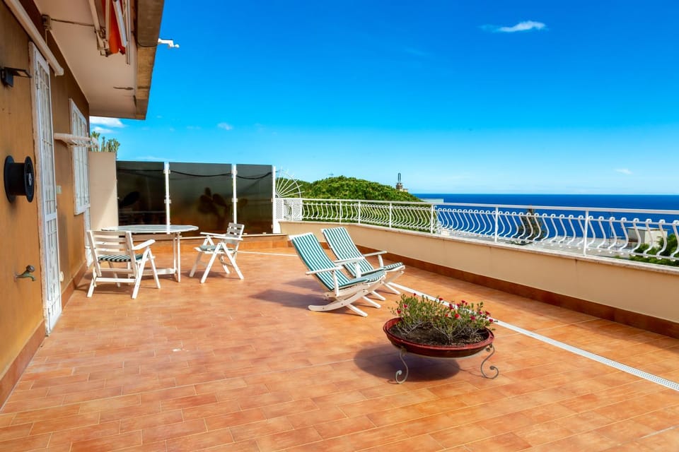View (from property/room), Balcony/Terrace, Sea view, sunbed