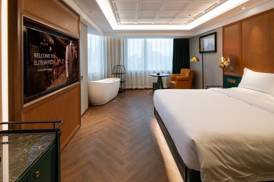 Bed, TV and multimedia, Seating area, Bedroom, Bath