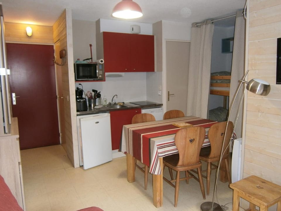 Property building, Kitchen or kitchenette, Living room