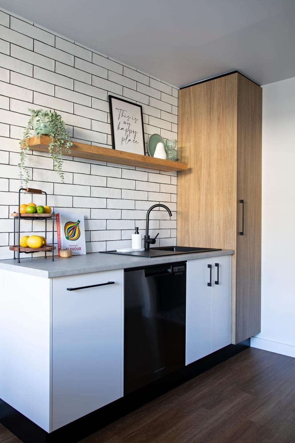 Kitchen or kitchenette, dishwasher