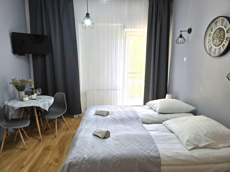 Bed, TV and multimedia, Photo of the whole room, Bedroom, towels