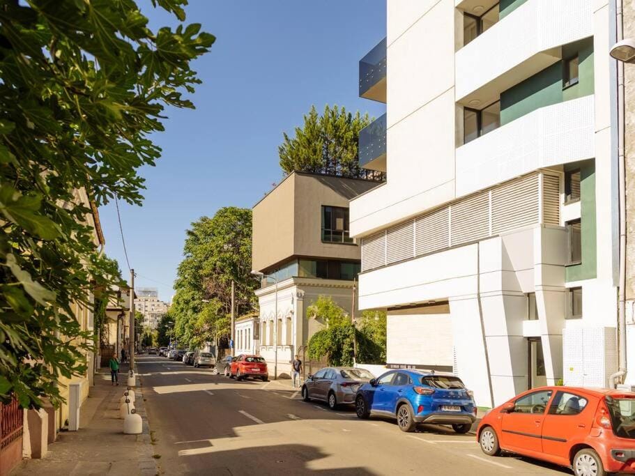 Central 1 Apartment - New Building & Parking Apartment in Bucharest
