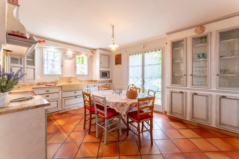 Property building, Kitchen or kitchenette, Living room