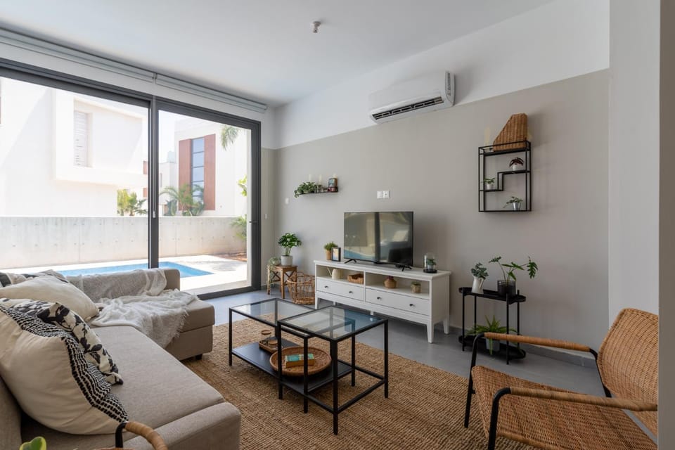 TV and multimedia, Living room, Seating area, air conditioner