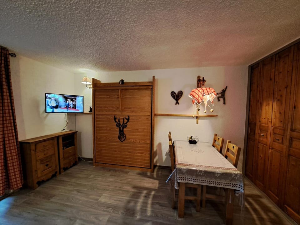 Bed, Living room, Dining area, wardrobe