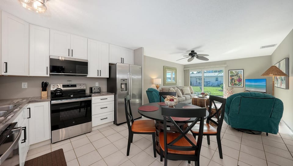 New, New, NEW!, 3 Pools, Right on Siesta Beach! Apartment in Siesta Beach