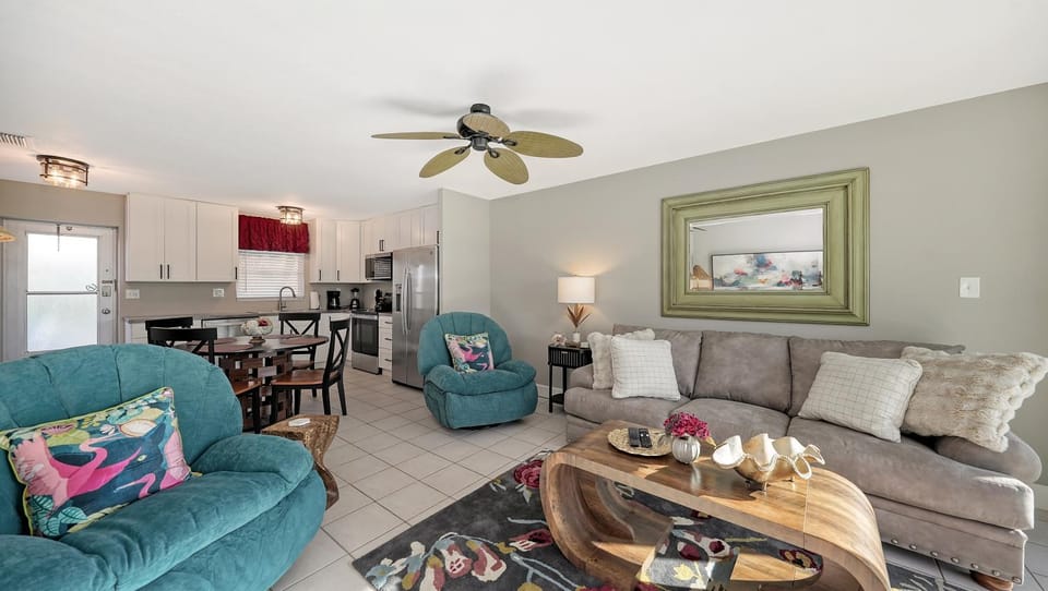 New, New, NEW!, 3 Pools, Right on Siesta Beach! Apartment in Siesta Beach