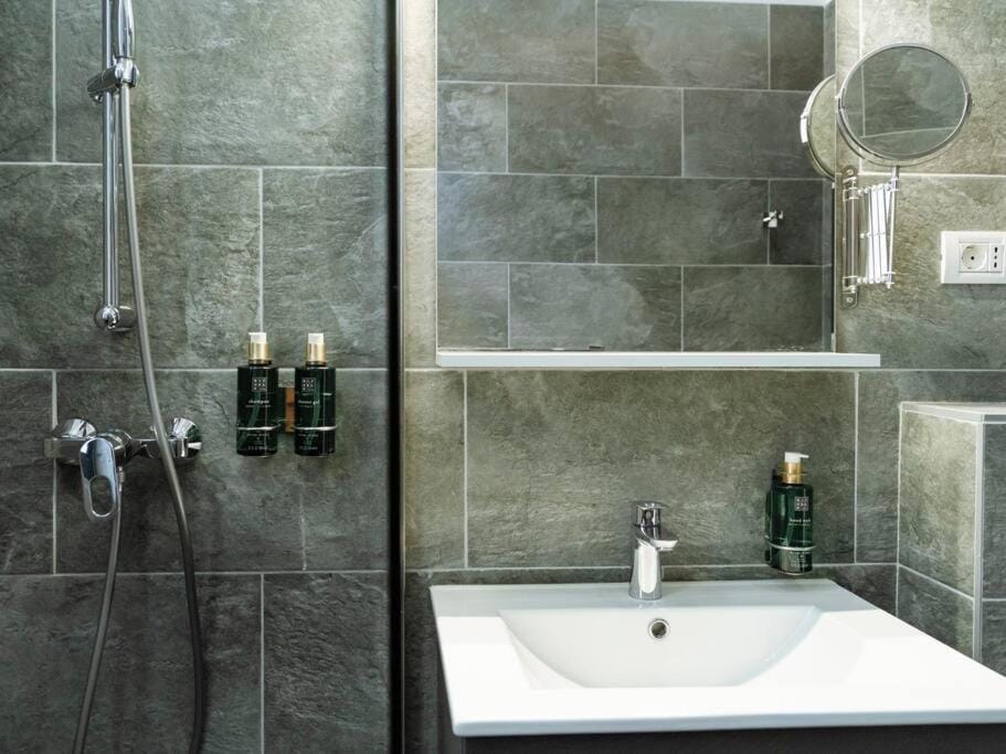 Central 5 Apartment - New Building & Parking Apartment in Bucharest