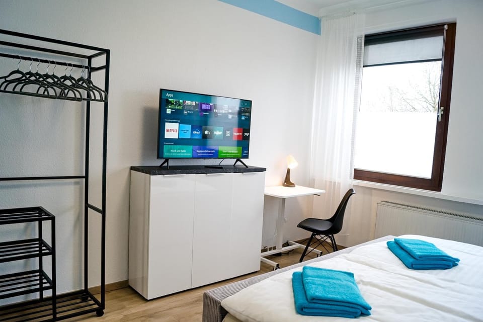 Bed, TV and multimedia, Photo of the whole room, Bedroom, hair dresser