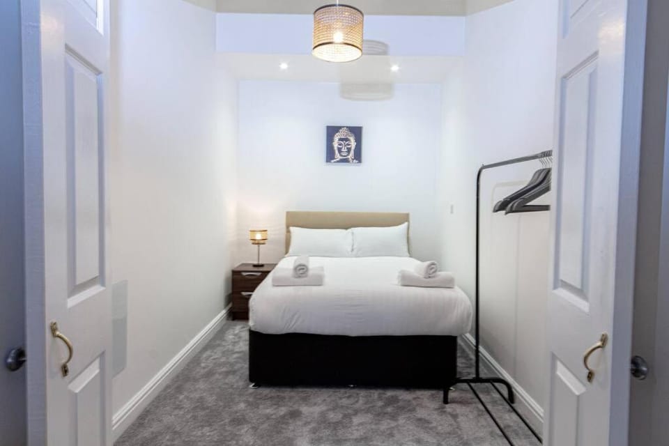 Bed, Photo of the whole room, Bedroom, towels