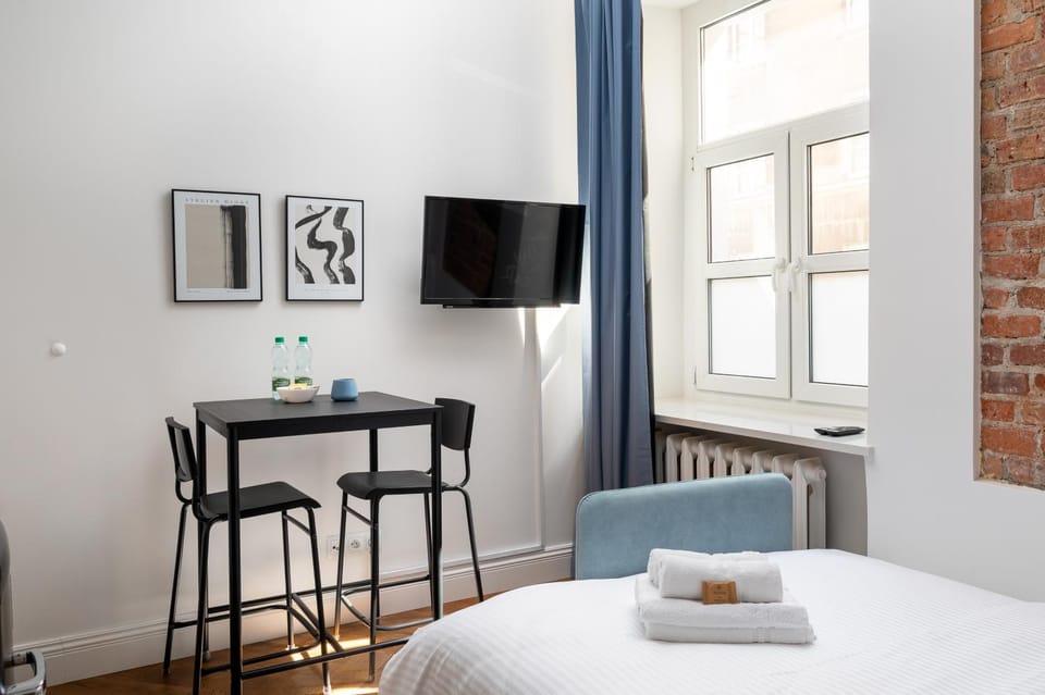 Bed, TV and multimedia, Photo of the whole room, Dining area, Bedroom, hair dresser, towels