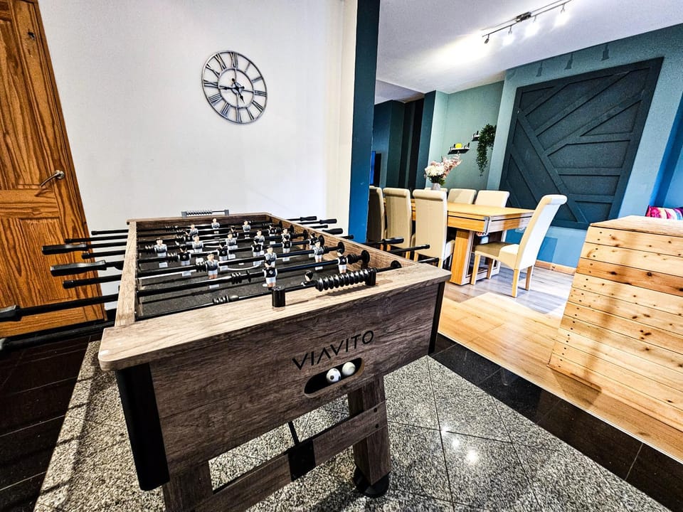 Luxe Retreat - Steps from Stadium - Pool Table, Ping Pong, Football Table Apartment in Liverpool