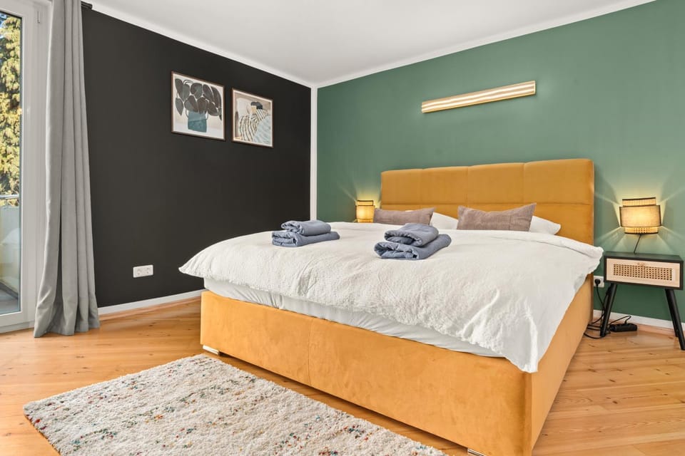 Bed, Bedroom, towels