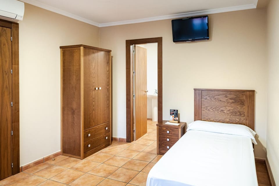 Bed, TV and multimedia, Photo of the whole room, Bedroom, wardrobe