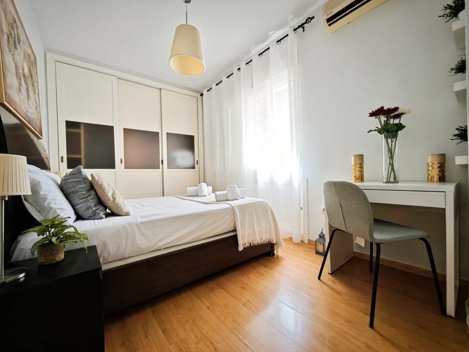 Bed, Photo of the whole room, Seating area, Bedroom, air conditioner