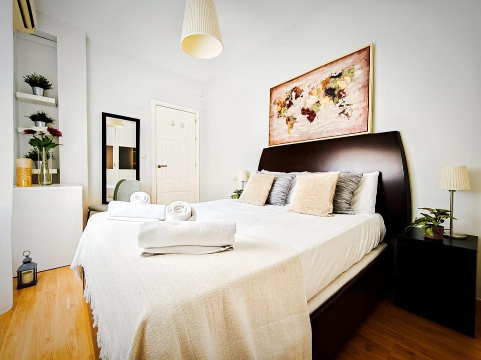 Bed, Photo of the whole room, Bedroom