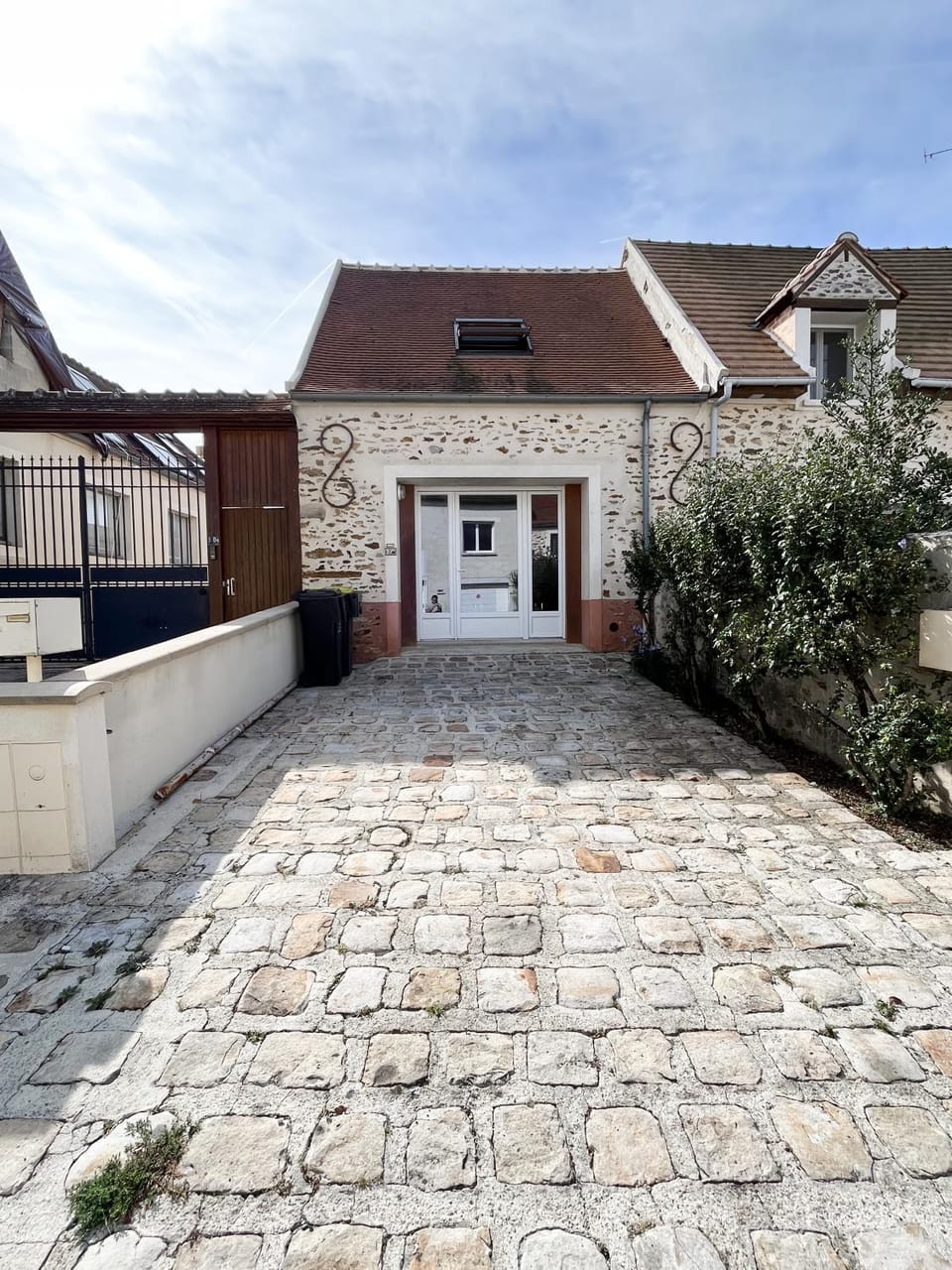 Facade/entrance, Parking