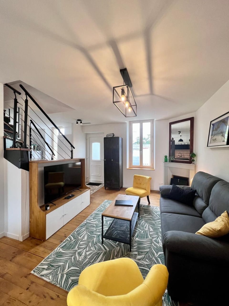 Property building, Communal lounge/ TV room, TV and multimedia, Living room, Seating area