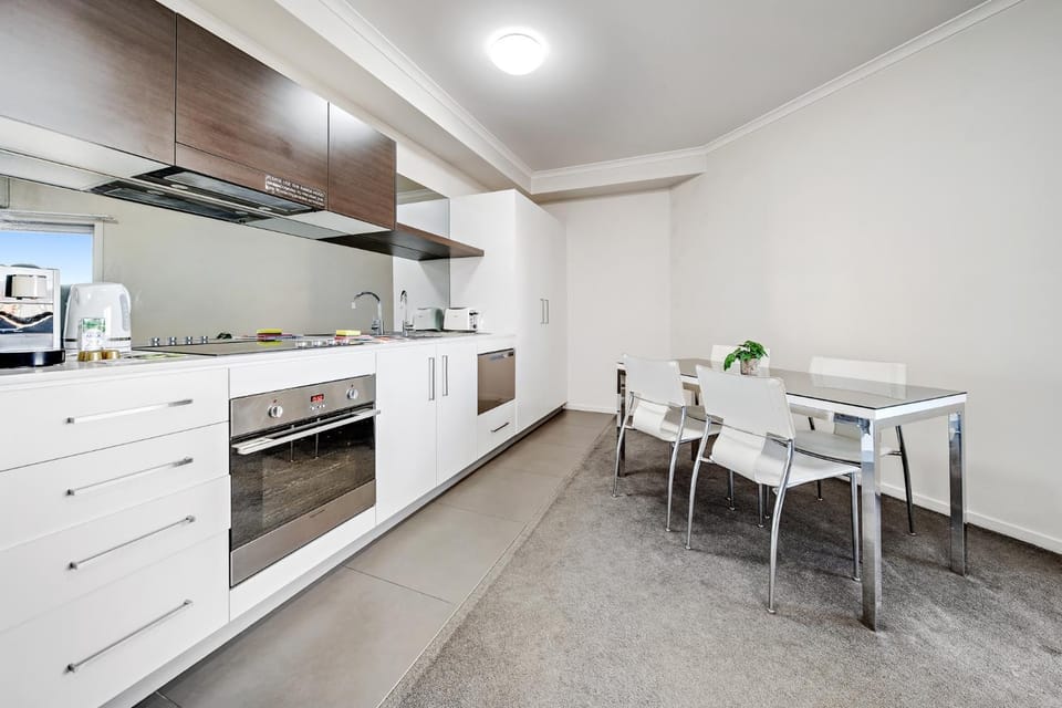 Comfy Lakeside 1-Bed with Secure Parking Apartment in Canberra