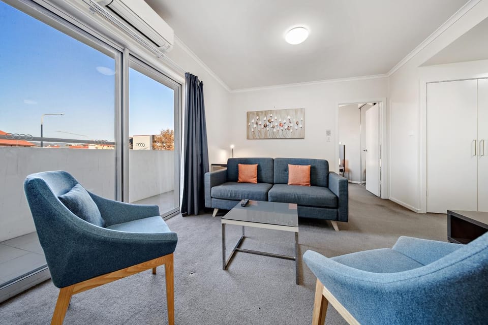 Comfy Lakeside 1-Bed with Secure Parking Apartment in Canberra