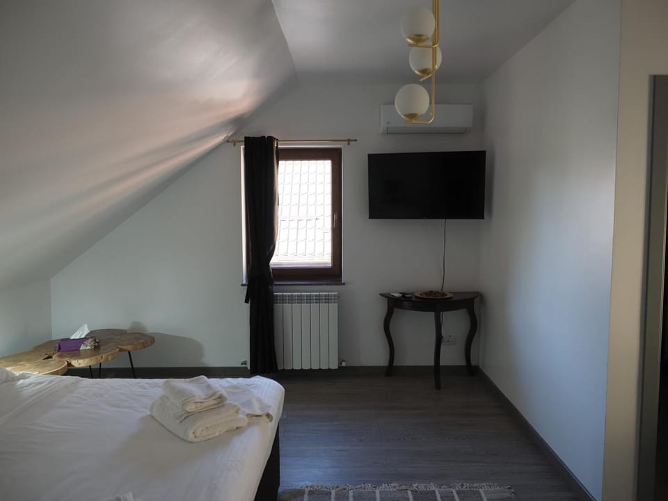 Bed, TV and multimedia, Bedroom