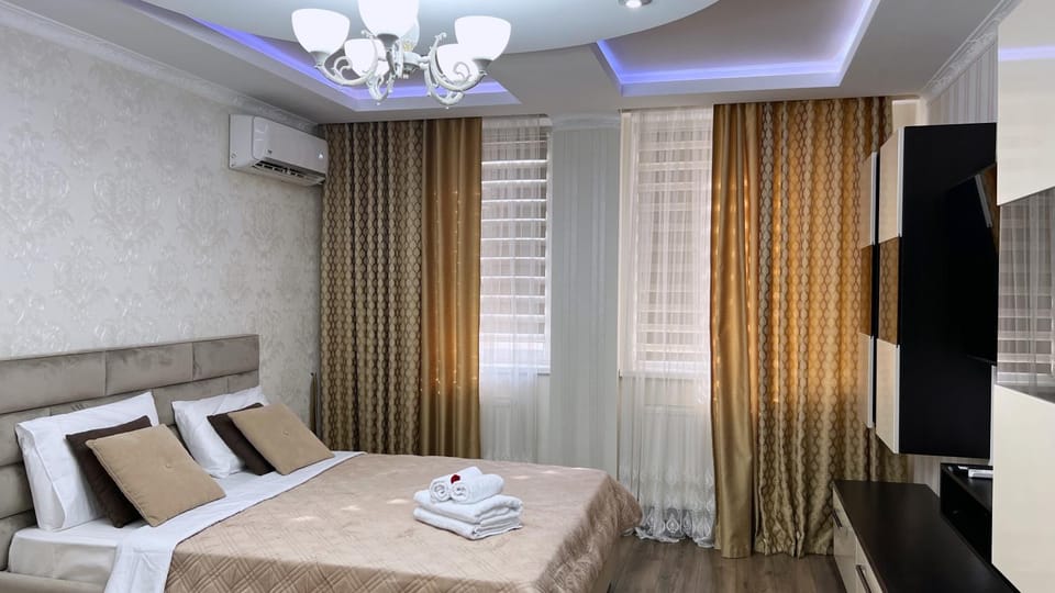 Bed, TV and multimedia, Bedroom, towels, air conditioner