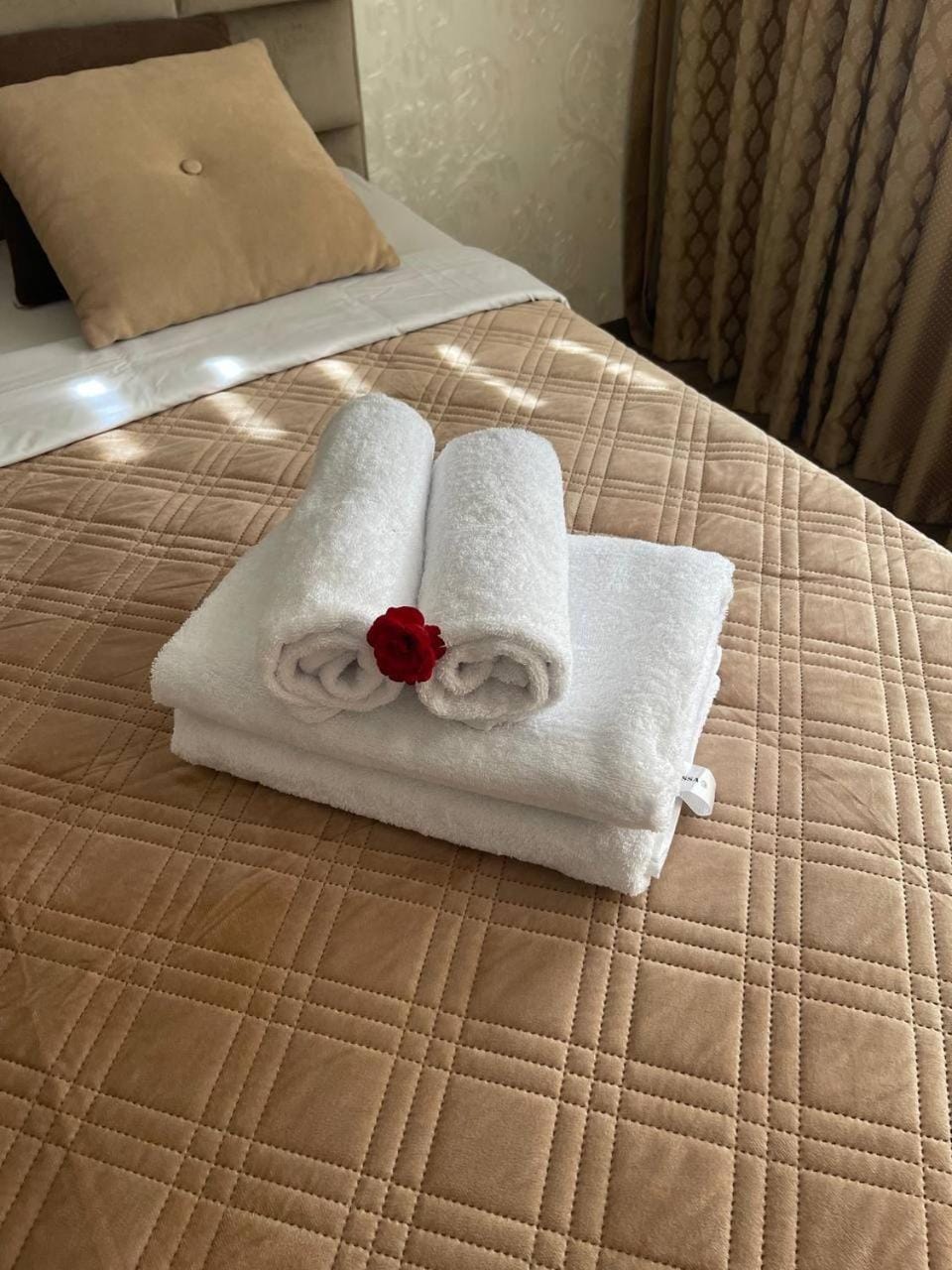Bed, Bedroom, towels