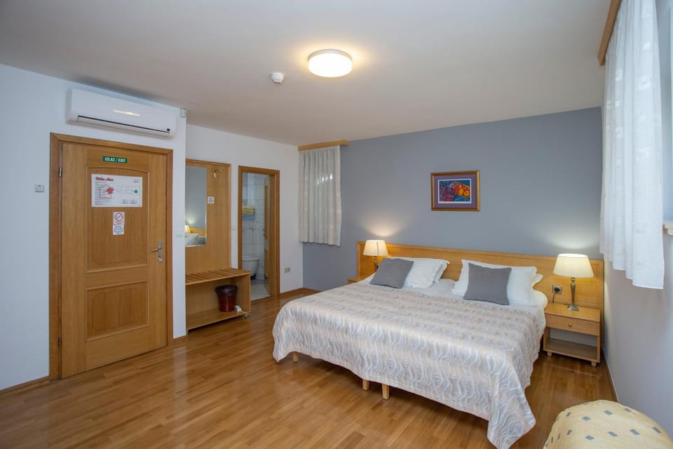 Bed, Bedroom, wardrobe, air conditioner