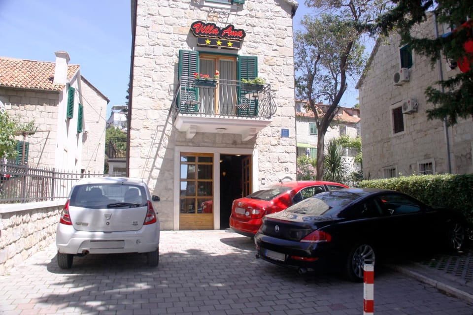 Property building, Facade/entrance, Day, Neighbourhood, Street view, Location, Parking