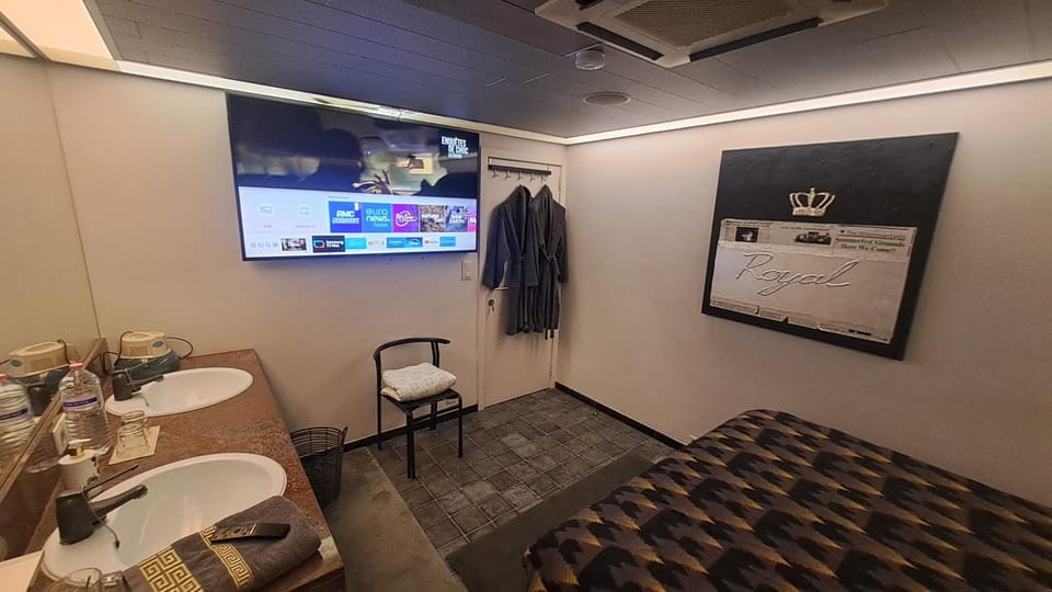 BeautyD GREY ROOM centrum GULLEGEM KORTRIJK Bed and Breakfast in Flanders