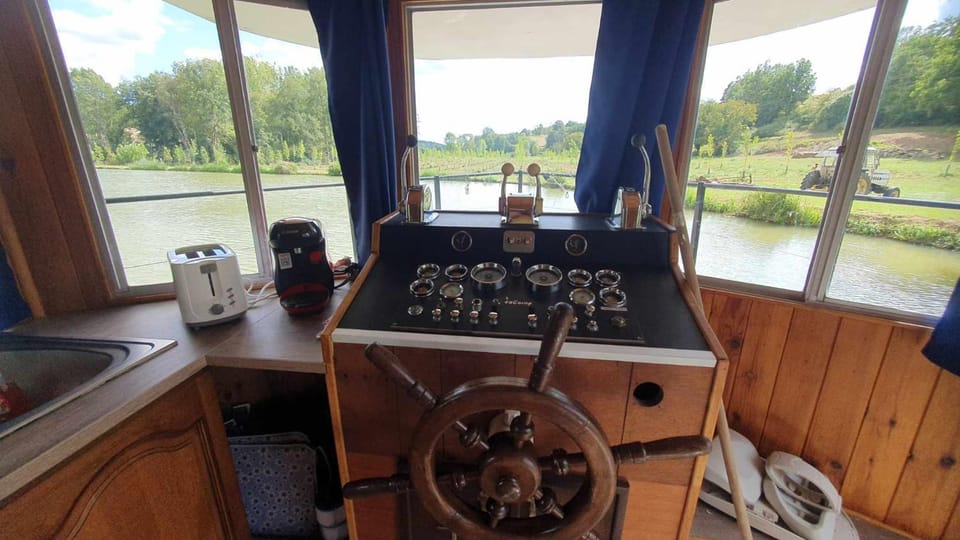 Péniche la belle daisy Docked boat in Occitanie