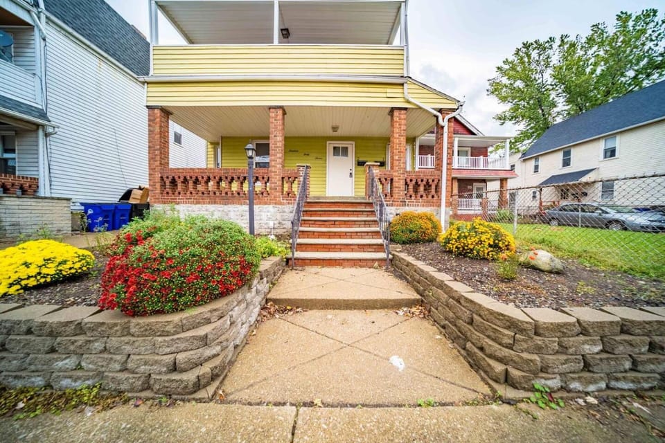 Walkable Little Italy 2BR King Bed Near CWRU & Cleveland Clinic Apartment in Cleveland Heights