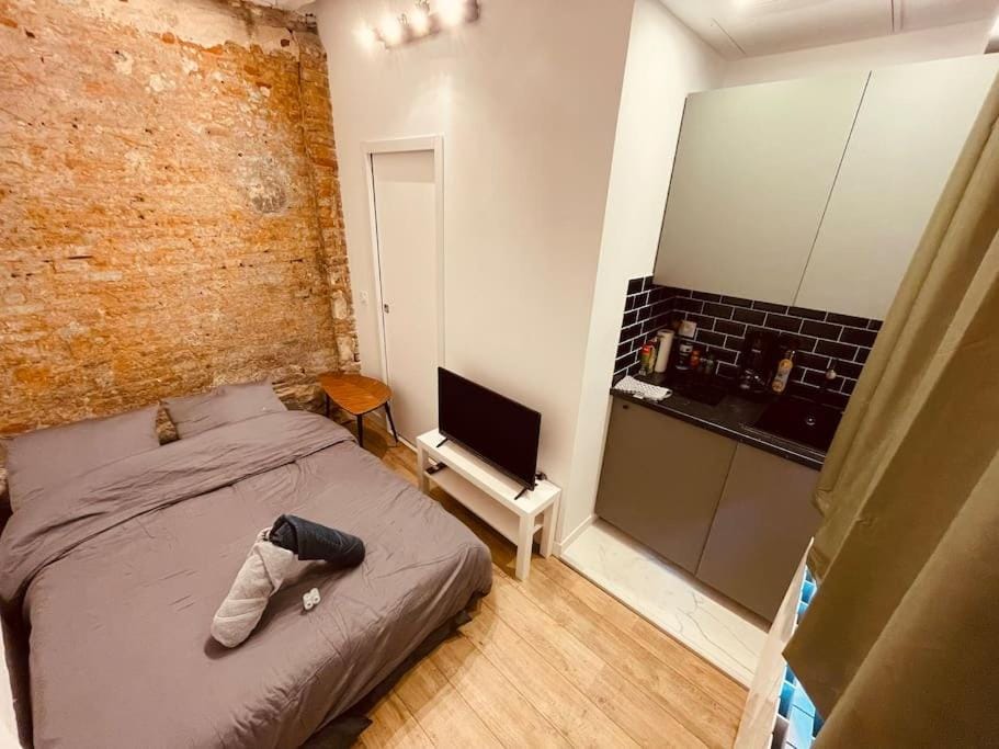 Bed, Living room