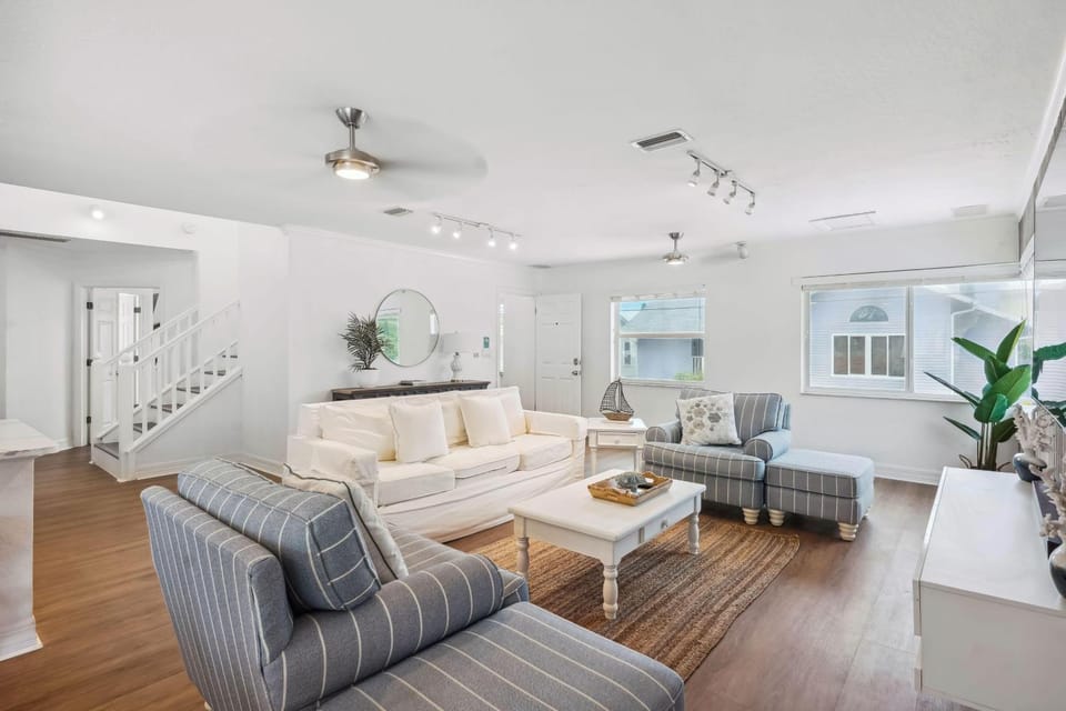 Beach Livin 3 - 3 Bedroom Upstairs House in Sunset Beach