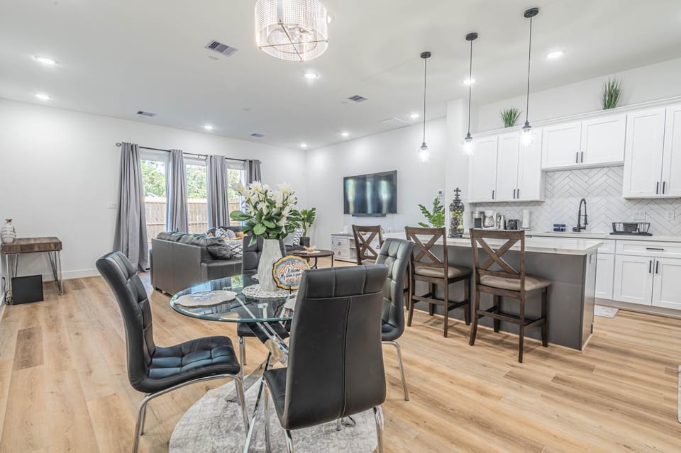 Luxury Haven near Dwtn, Med CTR, with Fast Free WiFi, Parking House in Houston