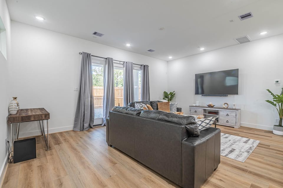 Luxury Haven near Dwtn, Med CTR, with Fast Free WiFi, Parking House in Houston