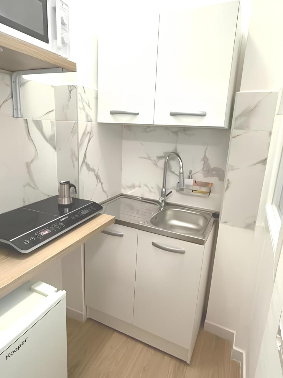 Kitchen or kitchenette, minibar, stove