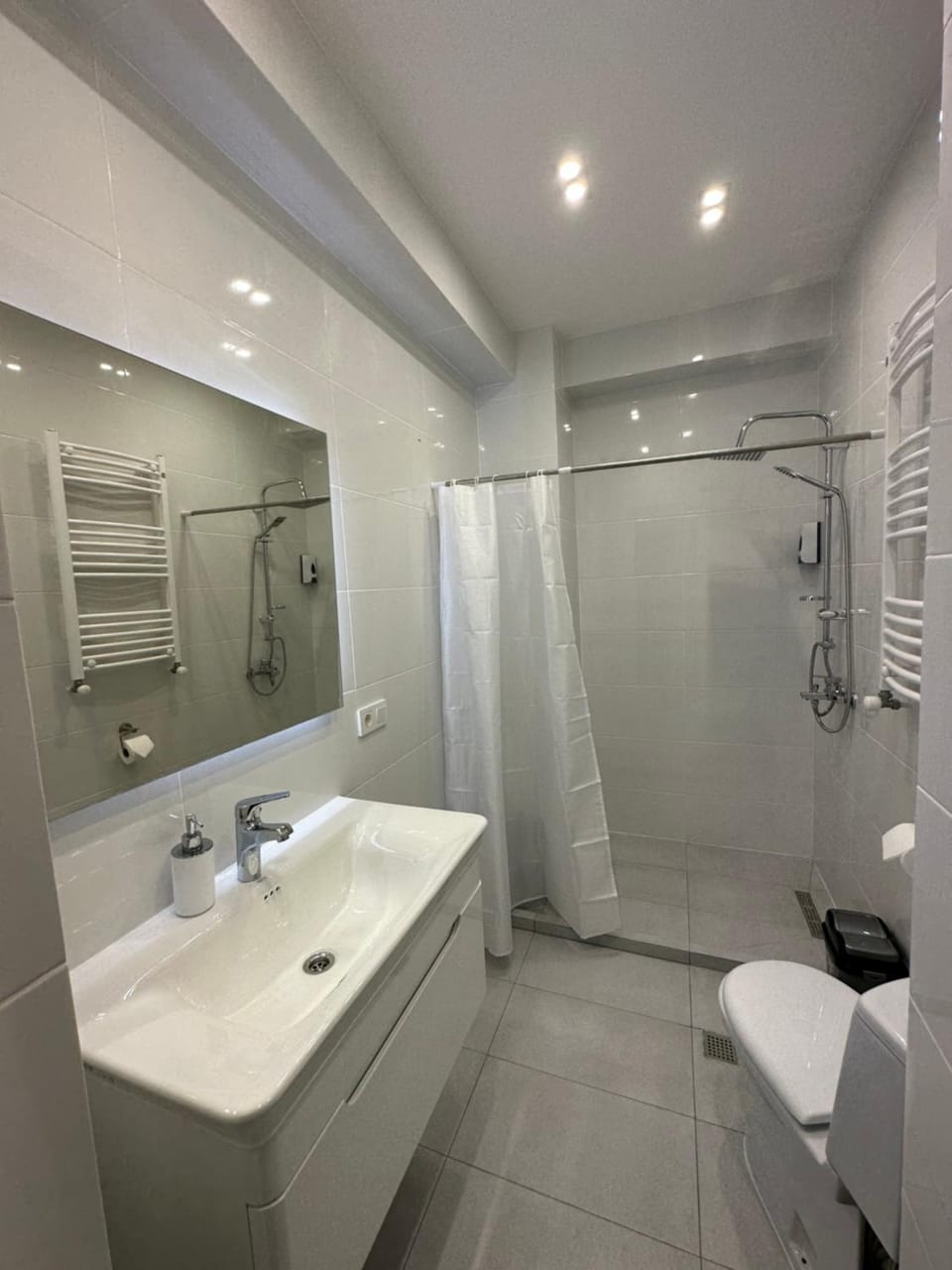 Shower, Toilet, Bathroom, towels