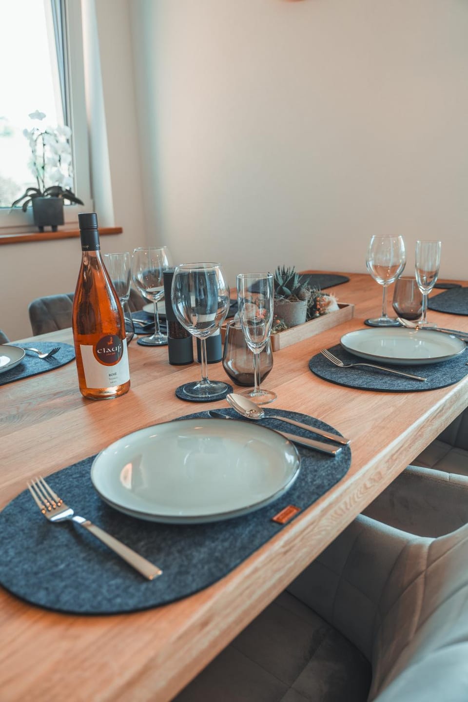 Dining area, Food, Alcoholic drinks