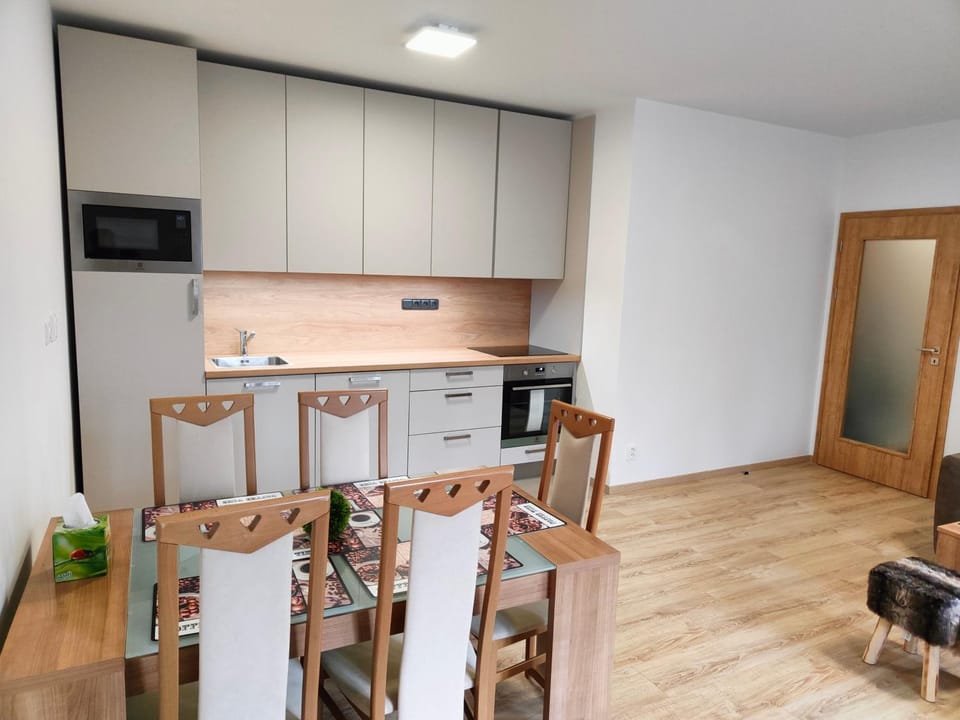 Kitchen or kitchenette, Dining area, minibar, pet friendly, stove