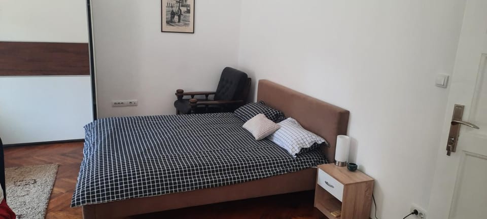 Bed, Photo of the whole room, Seating area, Bedroom