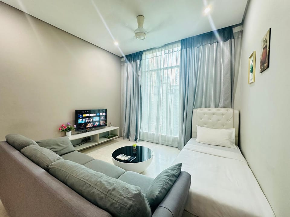 Communal lounge/ TV room, TV and multimedia, Living room, Photo of the whole room, Seating area, Evening entertainment, Bedroom