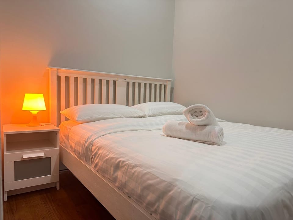 Bed, Photo of the whole room, Bedroom, towels