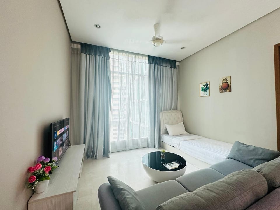 Bed, TV and multimedia, Living room, Photo of the whole room, Seating area, Bedroom