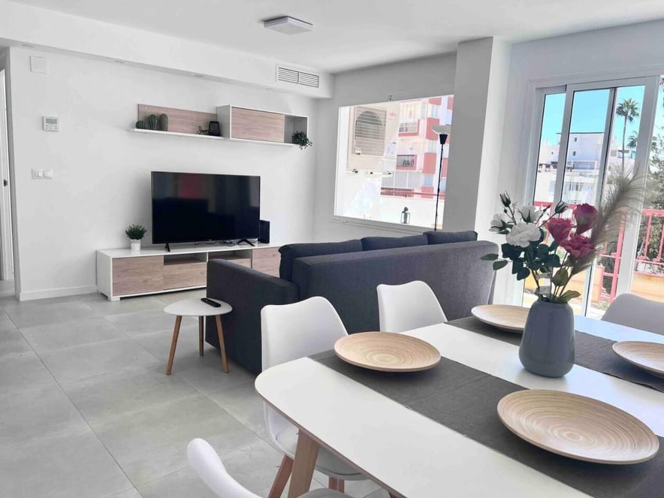 TV and multimedia, Living room, Seating area, Dining area