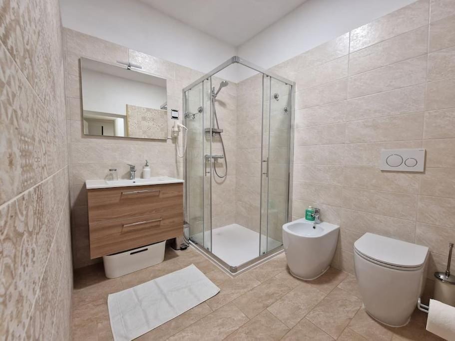 Shower, Toilet, Bathroom, bidet, towels